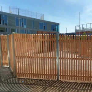 Guldklasse: Latten lodret listehegn i lærk inkl. galvaniserede stålstolper og tilbehør Lærk 180cm