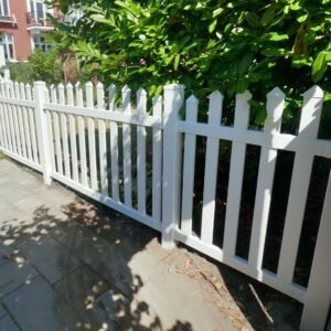 Guldklasse: Skagen hegn bue opad med brede stave inkl. pvc stolper og tilbehør Hvid 80cm