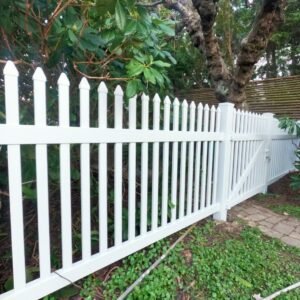 Guldklasse: Skagen hegn lige med smalle stave inkl. pvc stolper og tilbehør Hvid 80cm