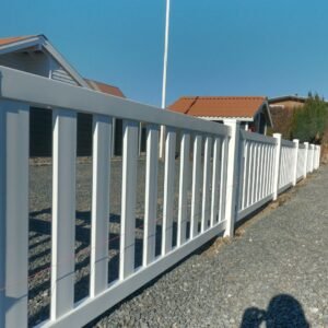 Guldklasse: Tremmehegn med brede stave inkl. pvc stolper og tilbehør Hvid 80cm