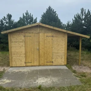 Hjemsted Premium 30x30 redskabsskur i trykimprægneret træ på 9m2 Med 1 udhæng (+1.100kr) Shingles sort til Hjemsted 30x30 med et udhæng (+3.143,00kr) (ex. tagpapsøm)