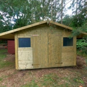 Hjemsted Premium 30x30 redskabsskur i trykimprægneret træ på 9m2 Med 2 udhæng (+2.100kr) Shingles rød til Hjemsted 30x30 med to udhæng (+3.343,00kr) (ex. tagpapsøm)